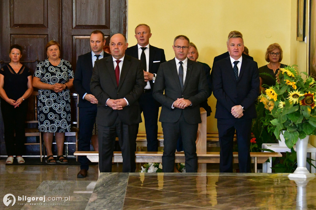 Pogrzeb śp. Mariana Tokarskiego. Były starosta biłgorajski spoczął na cemenciarzu parafilmym w Biszczy