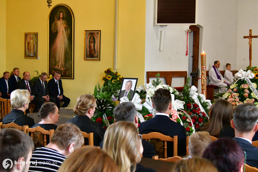 Pogrzeb śp. Mariana Tokarskiego. Były starosta biłgorajski spoczął na cemenciarzu parafilmym w Biszczy