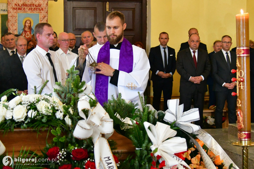 Pogrzeb śp. Mariana Tokarskiego. Były starosta biłgorajski spoczął na cemenciarzu parafilmym w Biszczy