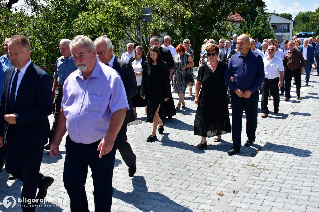 Pogrzeb śp. Mariana Tokarskiego. Były starosta biłgorajski spoczął na cemenciarzu parafilmym w Biszczy