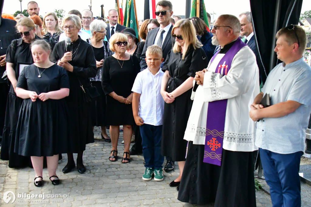 Pogrzeb śp. Mariana Tokarskiego. Były starosta biłgorajski spoczął na cemenciarzu parafilmym w Biszczy