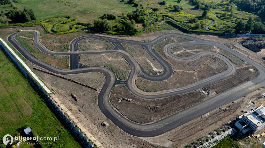 Na Autodromie trwa układanie nawierzchni bitumicznej