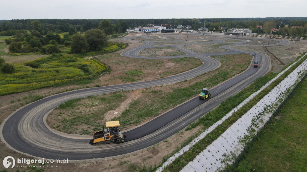 Na Autodromie trwa układanie nawierzchni bitumicznej