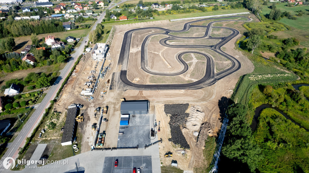 Na Autodromie trwa układanie nawierzchni bitumicznej