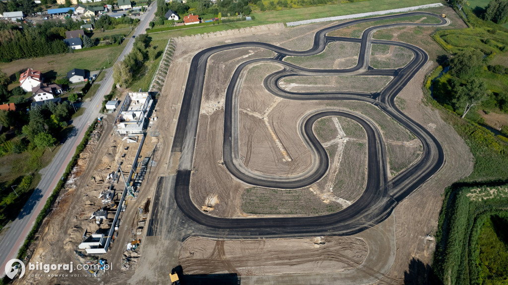 Na Autodromie trwa układanie nawierzchni bitumicznej