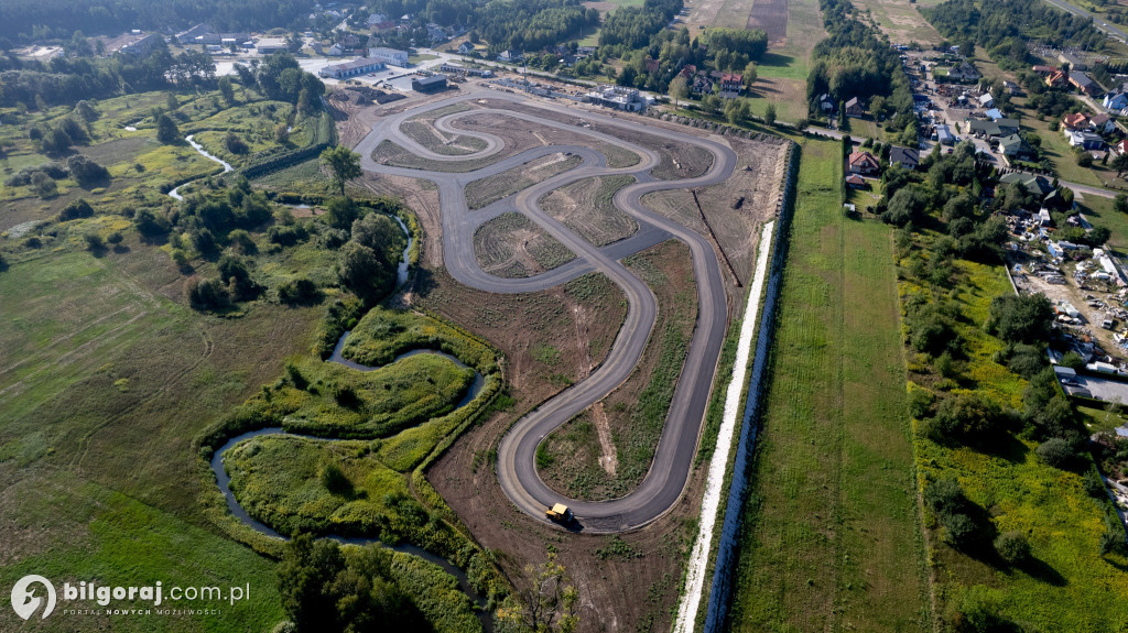 Na Autodromie trwa układanie nawierzchni bitumicznej