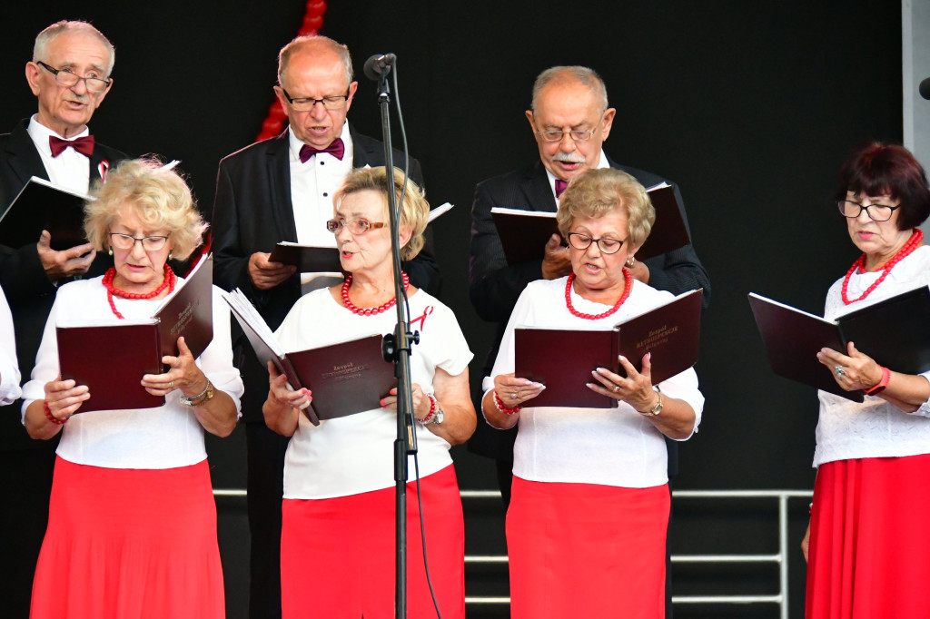 Biłgoraj uczcił Cud nad Wisłą: Koncert pieśni patriotycznych z udziałem seniorów