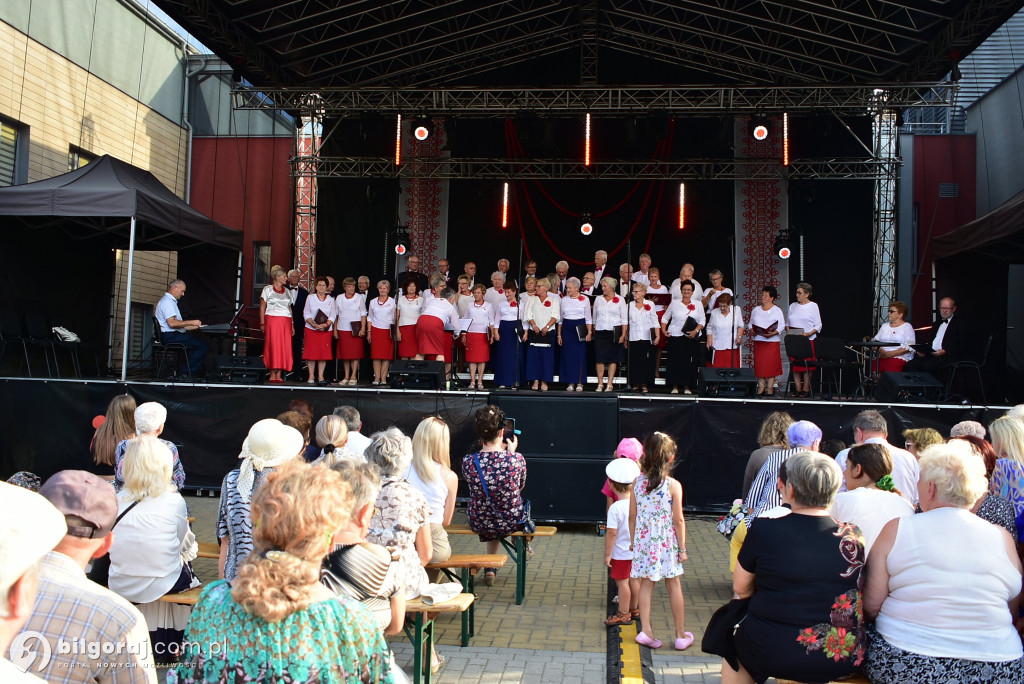Biłgoraj uczcił Cud nad Wisłą: Koncert pieśni patriotycznych z udziałem seniorów
