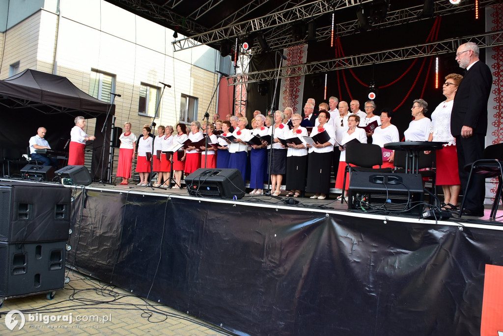 Biłgoraj uczcił Cud nad Wisłą: Koncert pieśni patriotycznych z udziałem seniorów