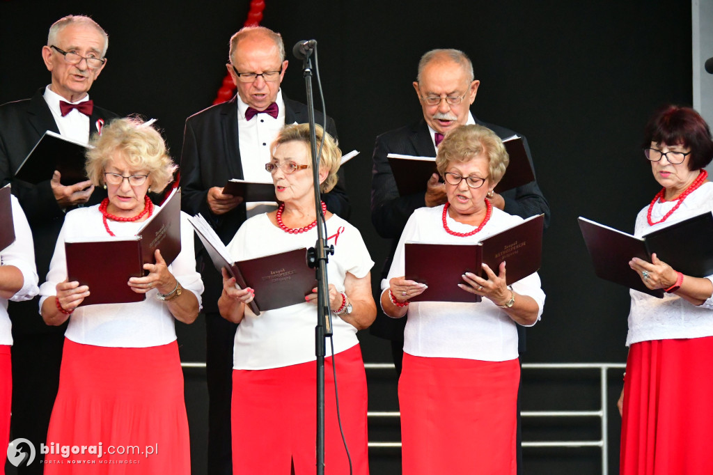 Biłgoraj uczcił Cud nad Wisłą: Koncert pieśni patriotycznych z udziałem seniorów