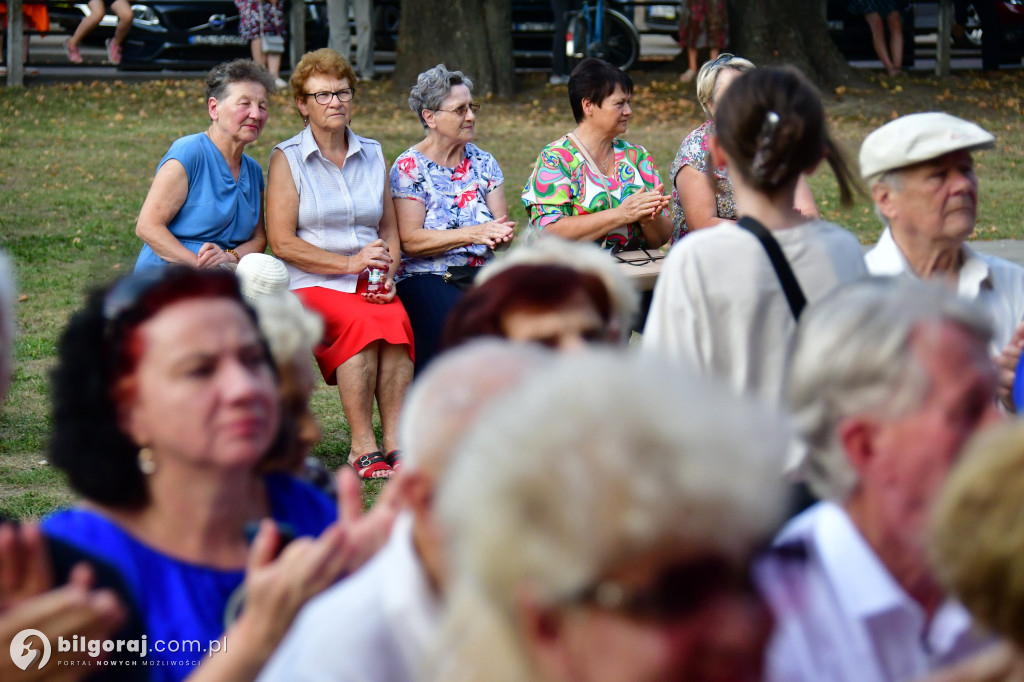 Biłgoraj uczcił Cud nad Wisłą: Koncert pieśni patriotycznych z udziałem seniorów