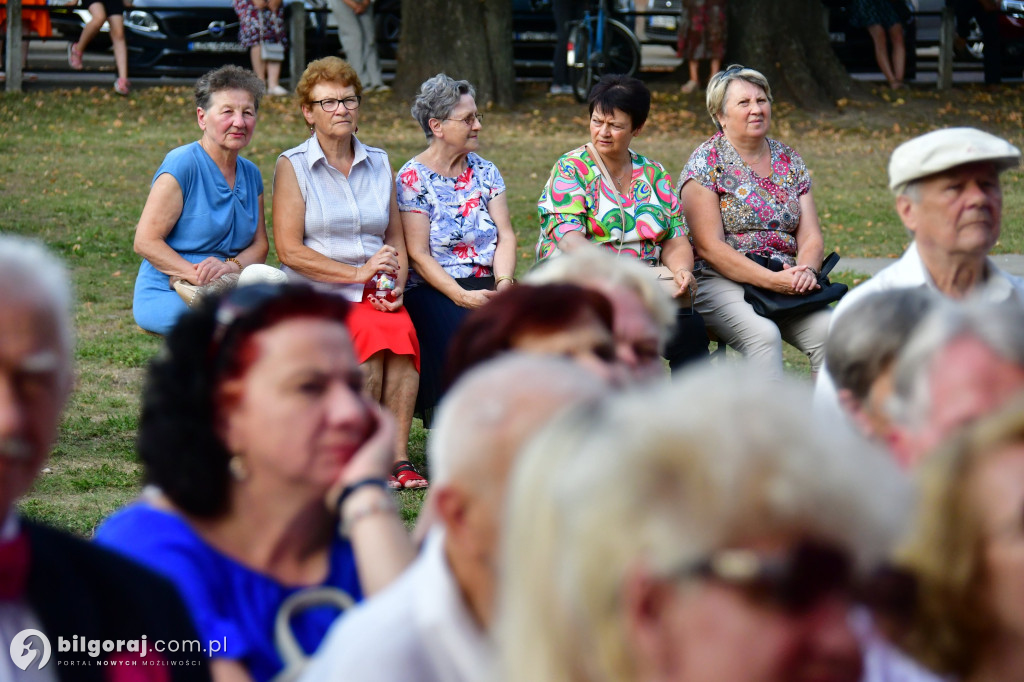 Biłgoraj uczcił Cud nad Wisłą: Koncert pieśni patriotycznych z udziałem seniorów