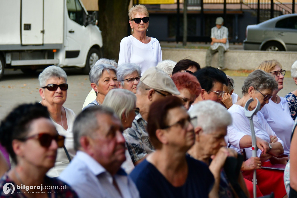 Biłgoraj uczcił Cud nad Wisłą: Koncert pieśni patriotycznych z udziałem seniorów