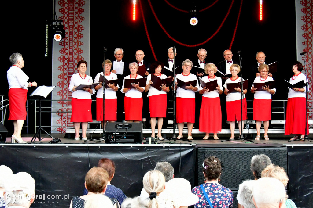 Biłgoraj uczcił Cud nad Wisłą: Koncert pieśni patriotycznych z udziałem seniorów