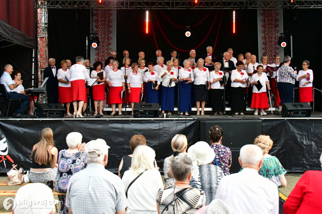 Biłgoraj uczcił Cud nad Wisłą: Koncert pieśni patriotycznych z udziałem seniorów