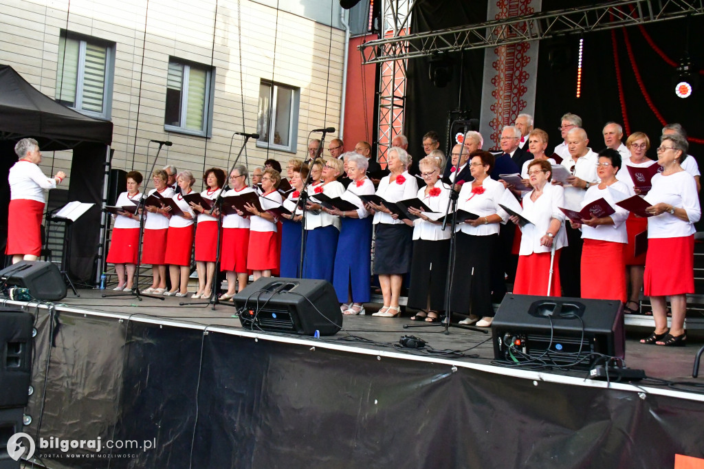 Biłgoraj uczcił Cud nad Wisłą: Koncert pieśni patriotycznych z udziałem seniorów