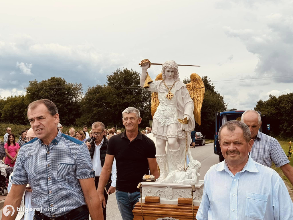 Wierni witają figurę św. Michała Archanioła: Peregrynacja w parafii Goraj