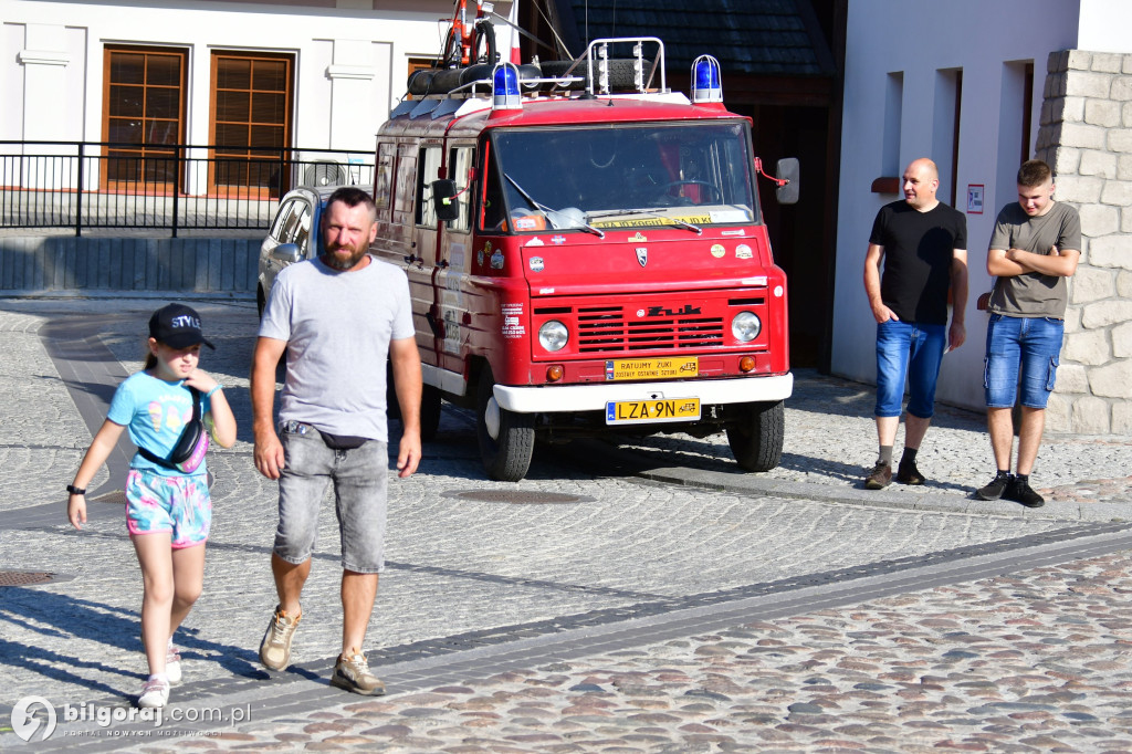 Miasteczko Kresowe tętni ruchem: Zabytkowe motocykle i samochody na wyjątkowym wydarzeniu