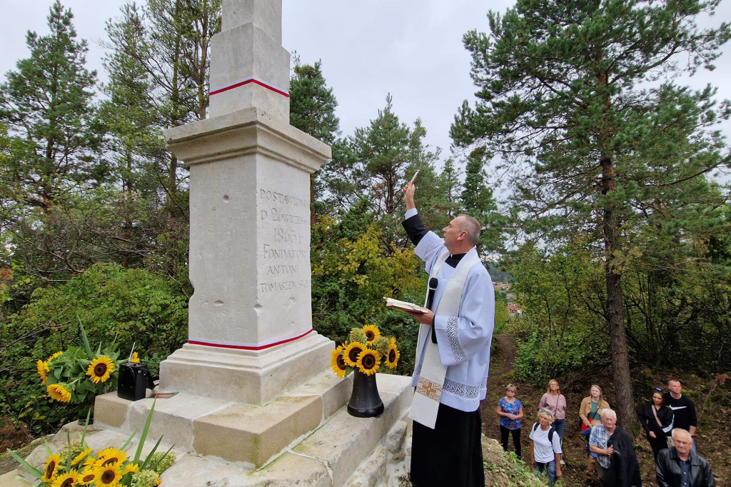 Krzyż w Tarnowoli: Symbol historii i społecznej integracji