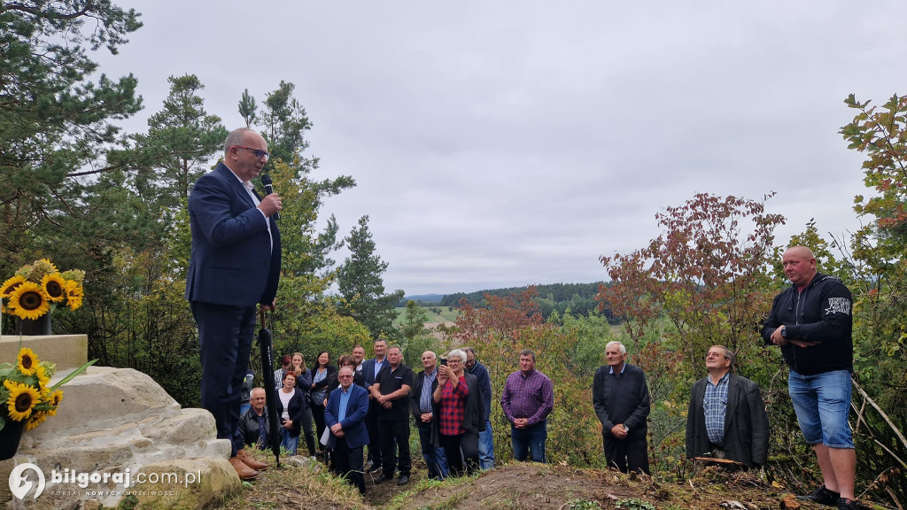 Krzyż w Tarnowoli: Symbol historii i społecznej integracji