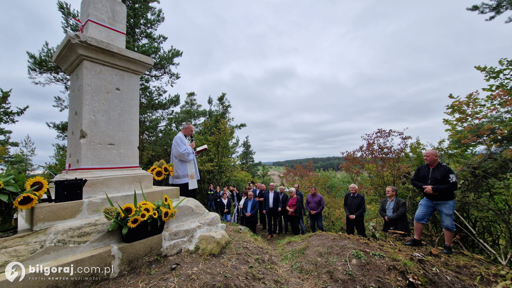 Krzyż w Tarnowoli: Symbol historii i społecznej integracji