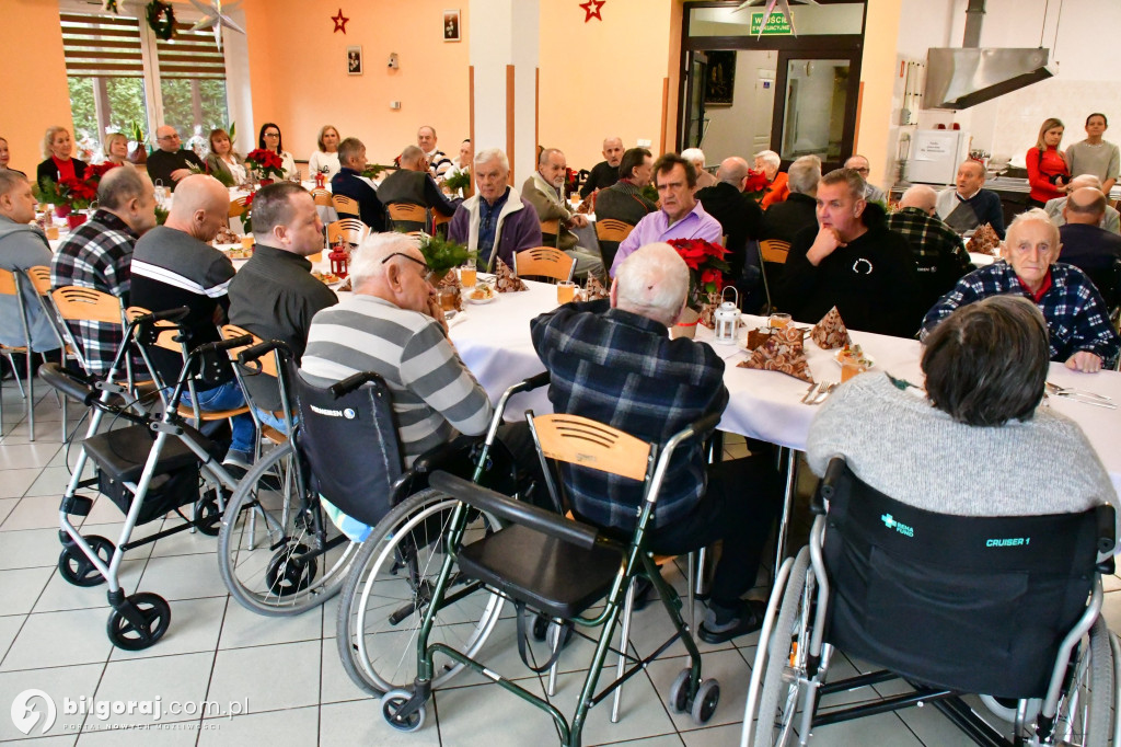 Wspólne Świętowanie w DPS dla Kombatantów: Jasełka, kolędy, wigilia