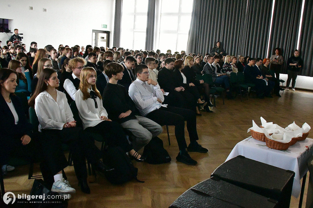 Jasełka i spotkanie opłatkowe: Tradycje bożonarodzeniowe w I LO im. ONZ w Biłgoraju