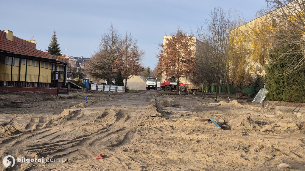 Nowoczesna przestrzeń edukacyjna w Biłgoraju: Prace przy Szkole Podstawowej Nr 5 trwają mimo zimy