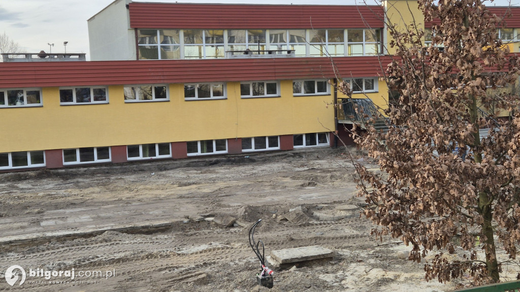 Nowoczesna przestrzeń edukacyjna w Biłgoraju: Prace przy Szkole Podstawowej Nr 5 trwają mimo zimy