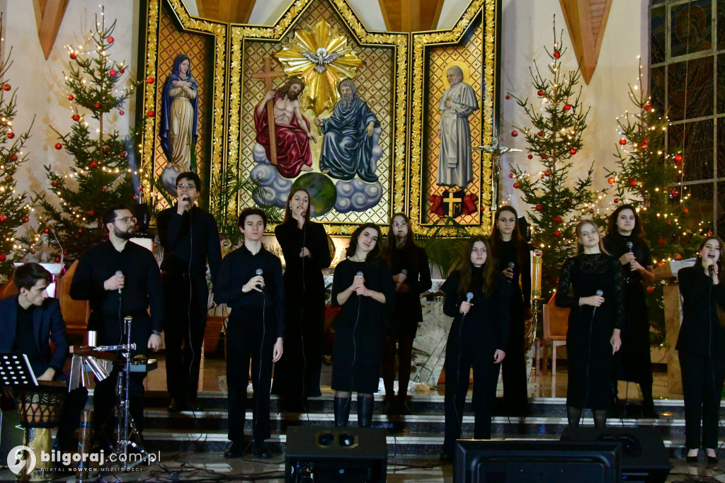 Kolędowanie w Biłgoraju: Tradycja, która łączy pokolenia w parafii Chrystusa Króla