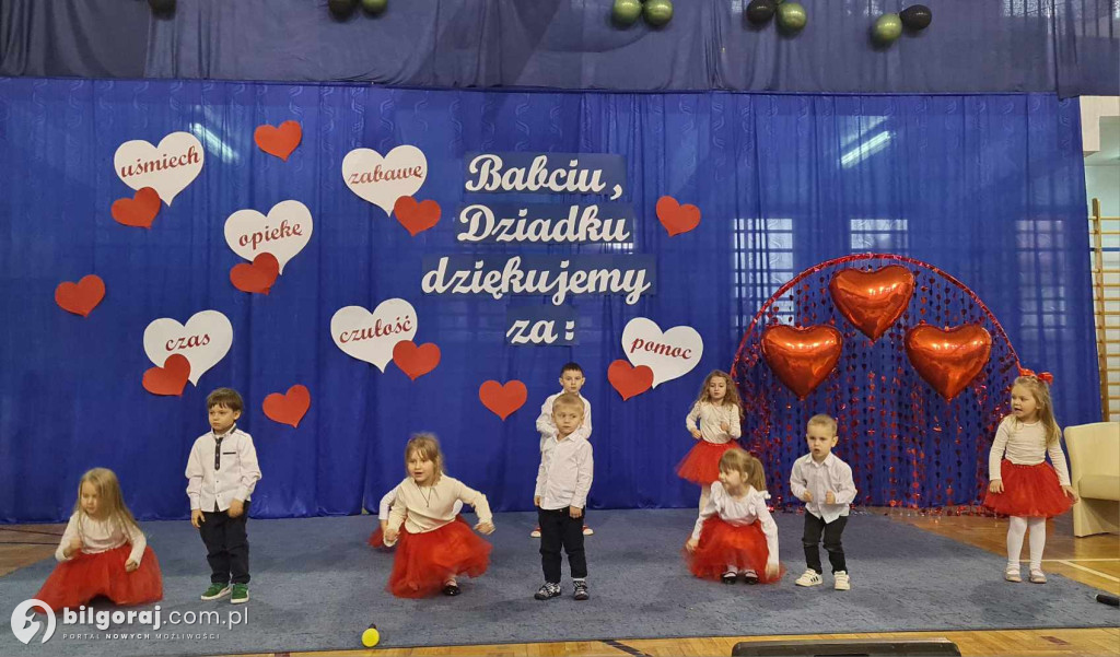 Dzień Babci i Dziadka w Szkole Podstawowej im. Papieża Jana Pawła II w Dereźni Solskiej