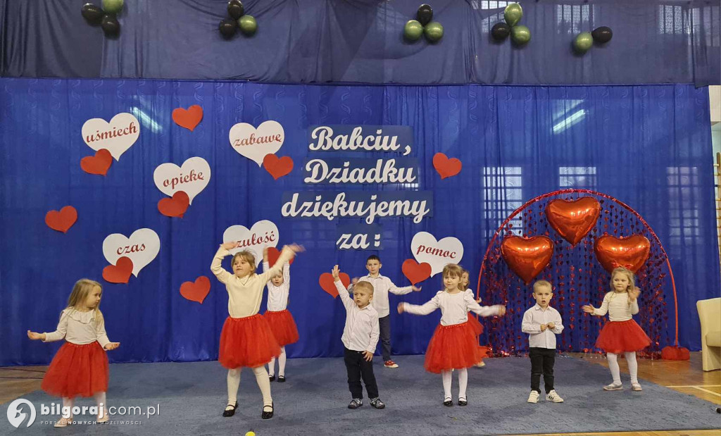 Dzień Babci i Dziadka w Szkole Podstawowej im. Papieża Jana Pawła II w Dereźni Solskiej