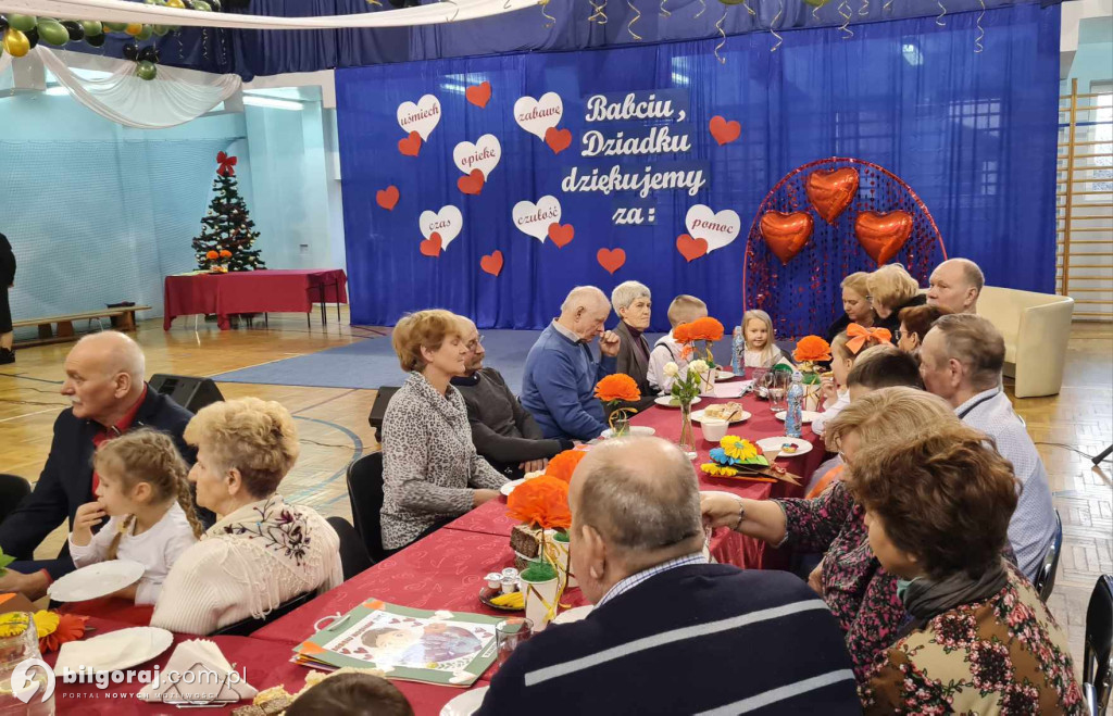 Dzień Babci i Dziadka w Szkole Podstawowej im. Papieża Jana Pawła II w Dereźni Solskiej