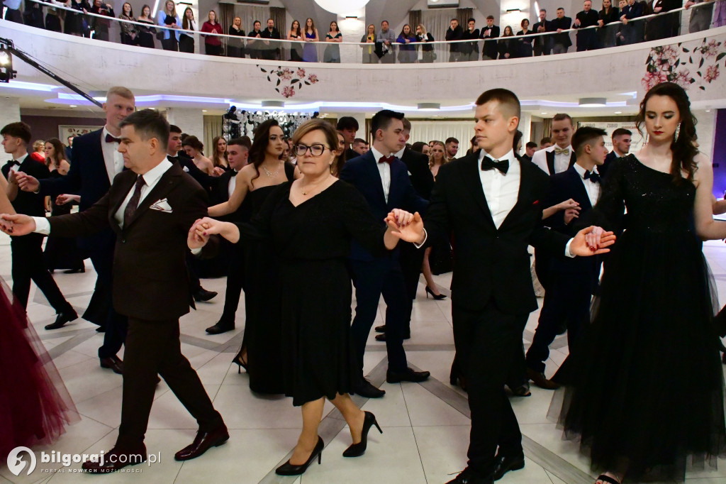 Maturzyści ZSBiO świętują wejście w dorosłość