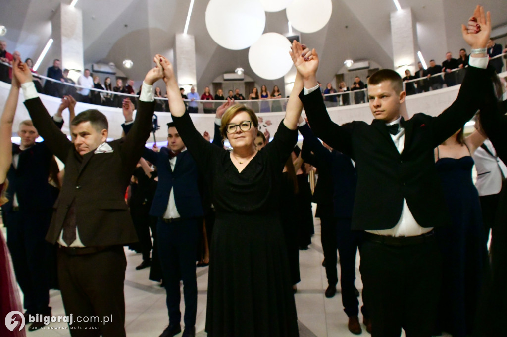 Maturzyści ZSBiO świętują wejście w dorosłość