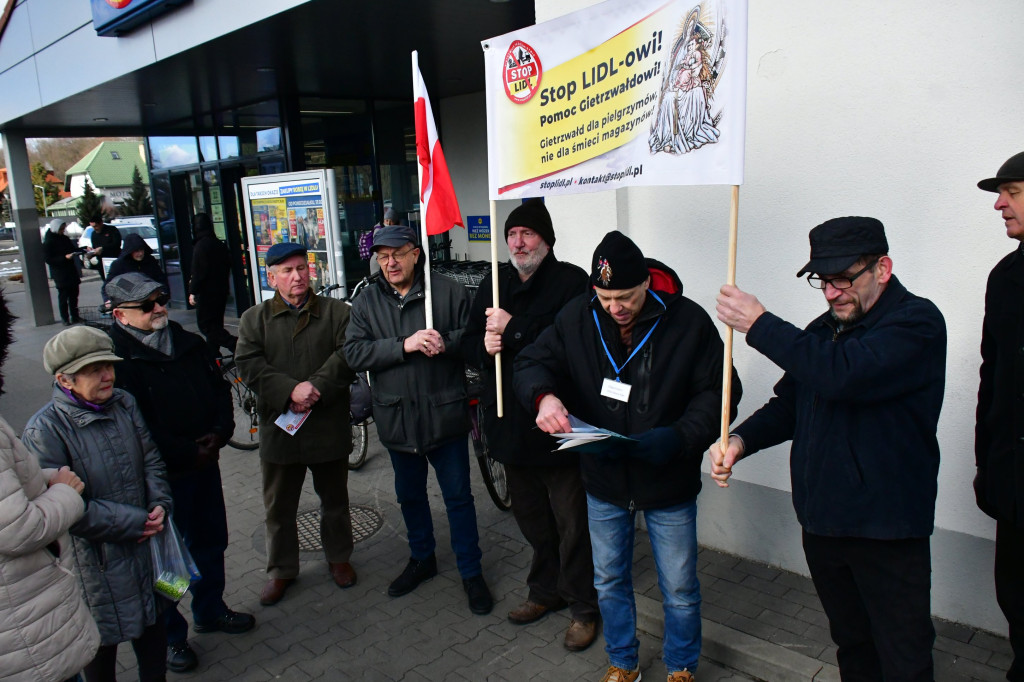 Biłgoraj. Protest pod sklepem Lidl