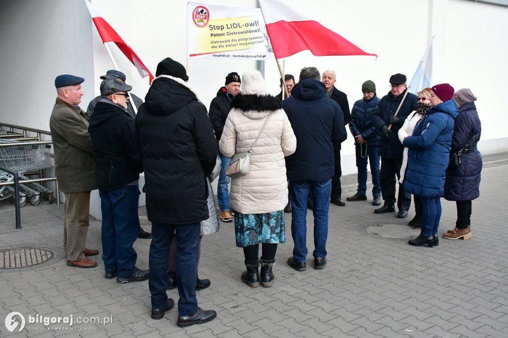 Biłgoraj. Protest pod sklepem Lidl