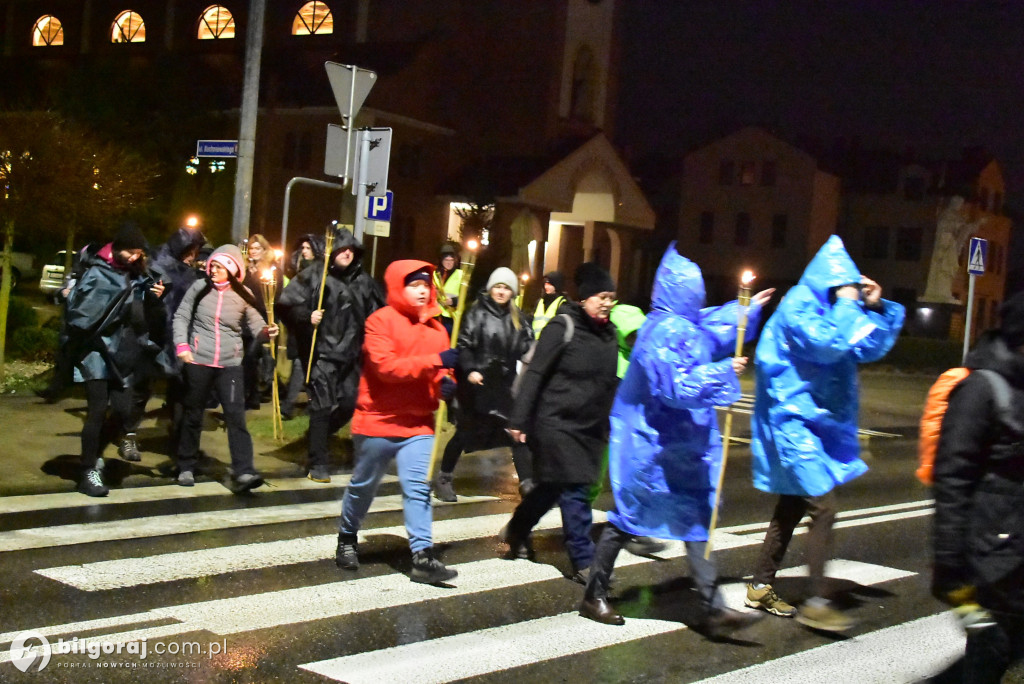 Skautowa droga krzyżowa w Biłgoraju: Mieszkańcy w duchu modlitwy