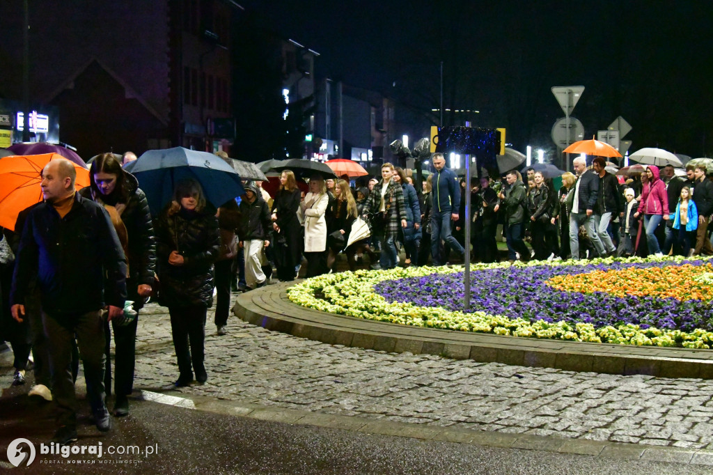 Mieszkańcy Biłgoraja na drodze krzyżowej. Nie przeszkodziła deszczowa pogoda