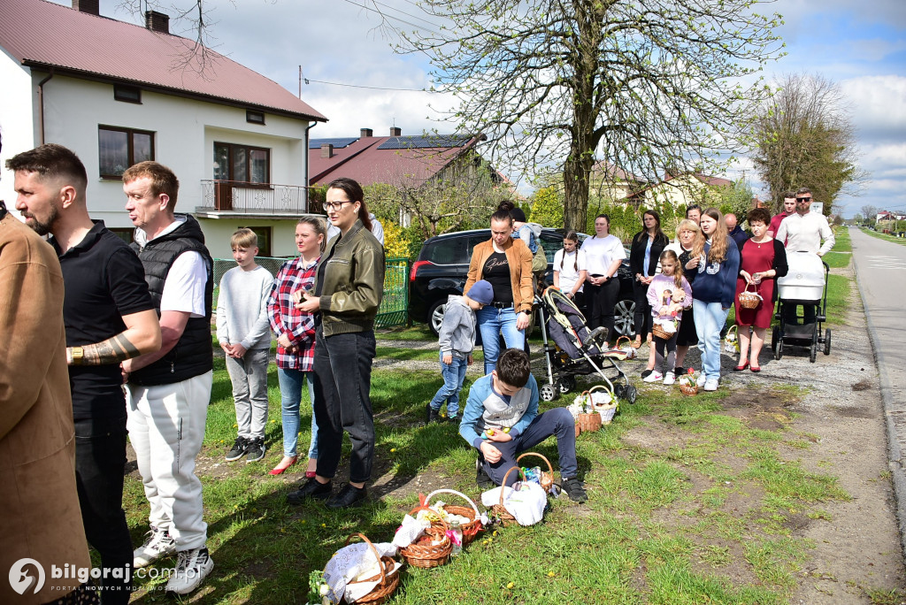 Wielka Sobota: Tradycja święcenia pokarmów. W Dereźni przy kapliczkach i krzyżach