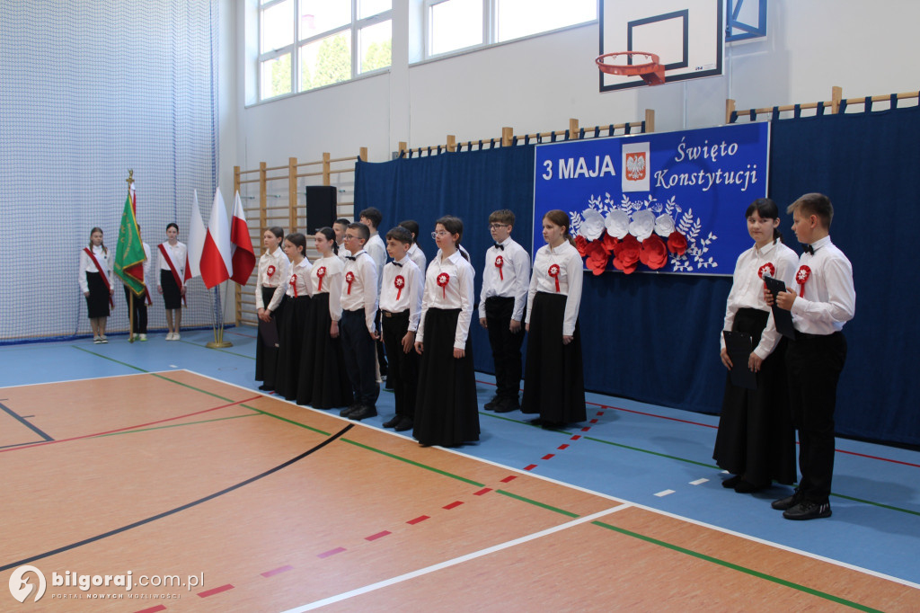 Uroczystość rocznicy Konstytucji 3 Maja w Szkole Podstawowej w Chmielku