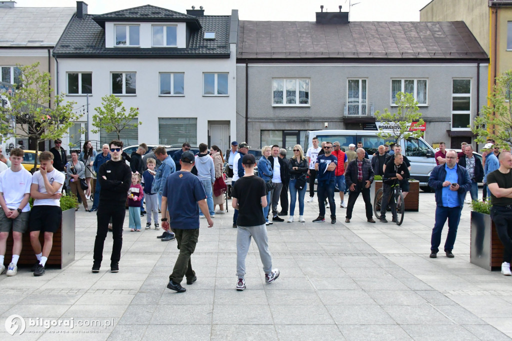 Kilkaset osób na wiecu wyborczym Grzegorza Brauna w Biłgoraju: patriotyczne przesłanie i program „Tu jest Polska”