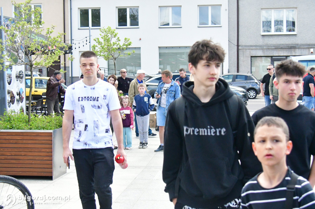 Kilkaset osób na wiecu wyborczym Grzegorza Brauna w Biłgoraju: patriotyczne przesłanie i program „Tu jest Polska”