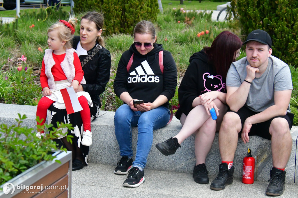 Kilkaset osób na wiecu wyborczym Grzegorza Brauna w Biłgoraju: patriotyczne przesłanie i program „Tu jest Polska”
