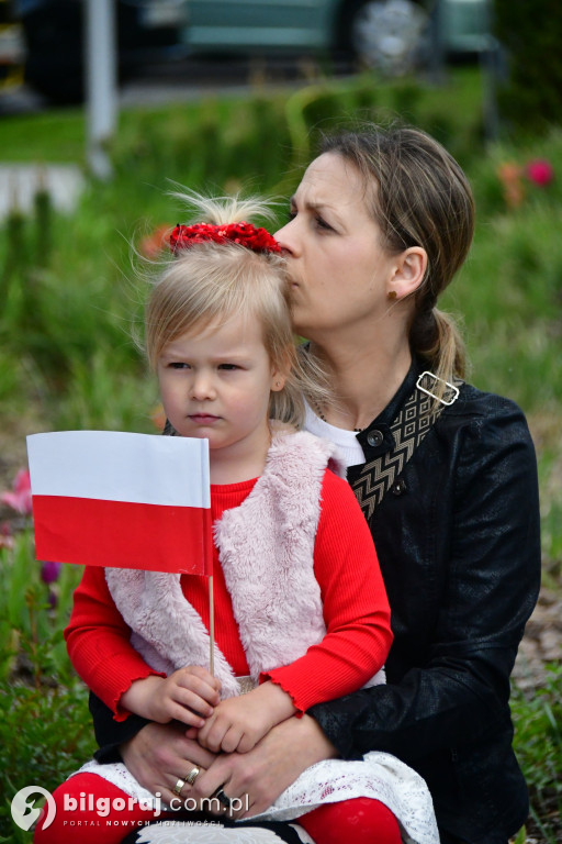 Kilkaset osób na wiecu wyborczym Grzegorza Brauna w Biłgoraju: patriotyczne przesłanie i program „Tu jest Polska”