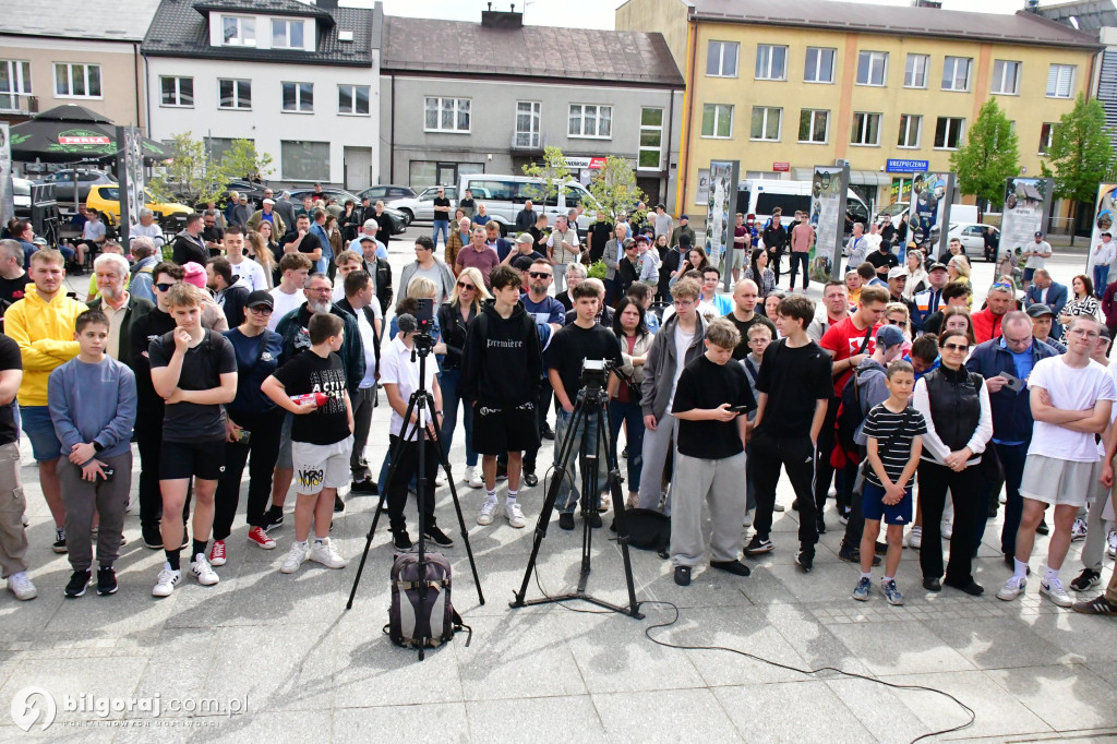 Kilkaset osób na wiecu wyborczym Grzegorza Brauna w Biłgoraju: patriotyczne przesłanie i program „Tu jest Polska”