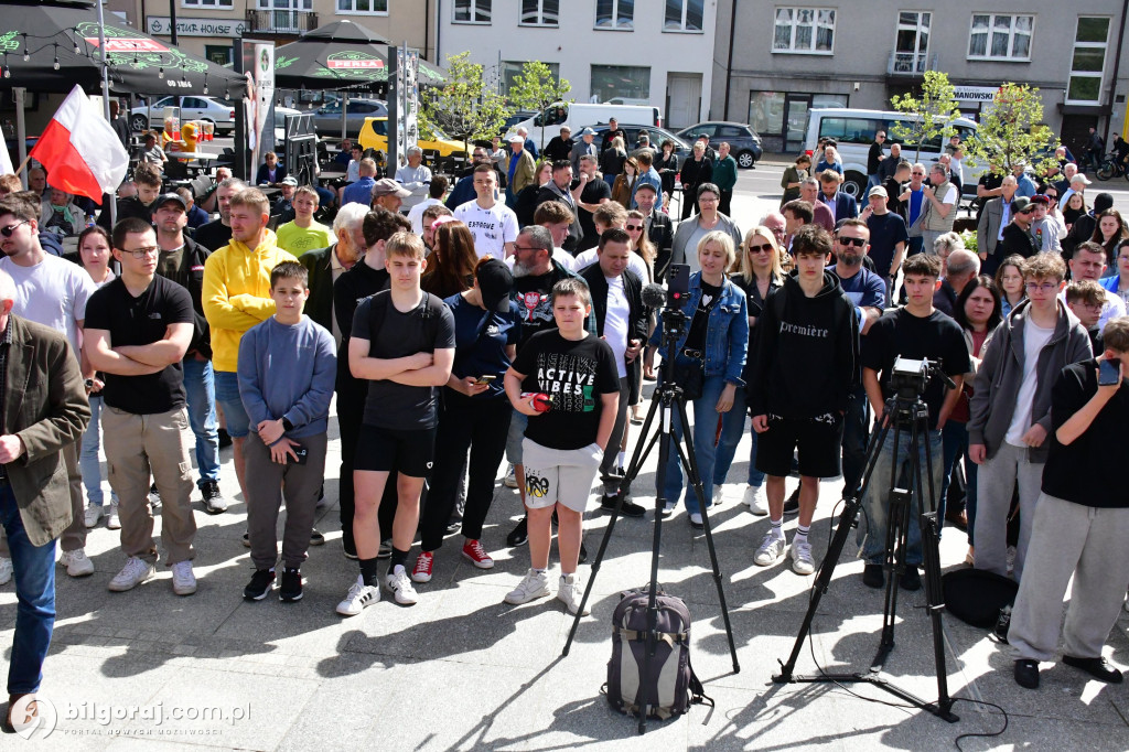 Kilkaset osób na wiecu wyborczym Grzegorza Brauna w Biłgoraju: patriotyczne przesłanie i program „Tu jest Polska”