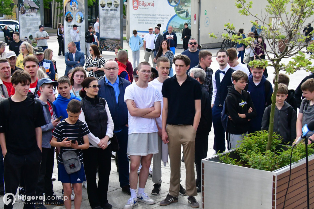 Kilkaset osób na wiecu wyborczym Grzegorza Brauna w Biłgoraju: patriotyczne przesłanie i program „Tu jest Polska”