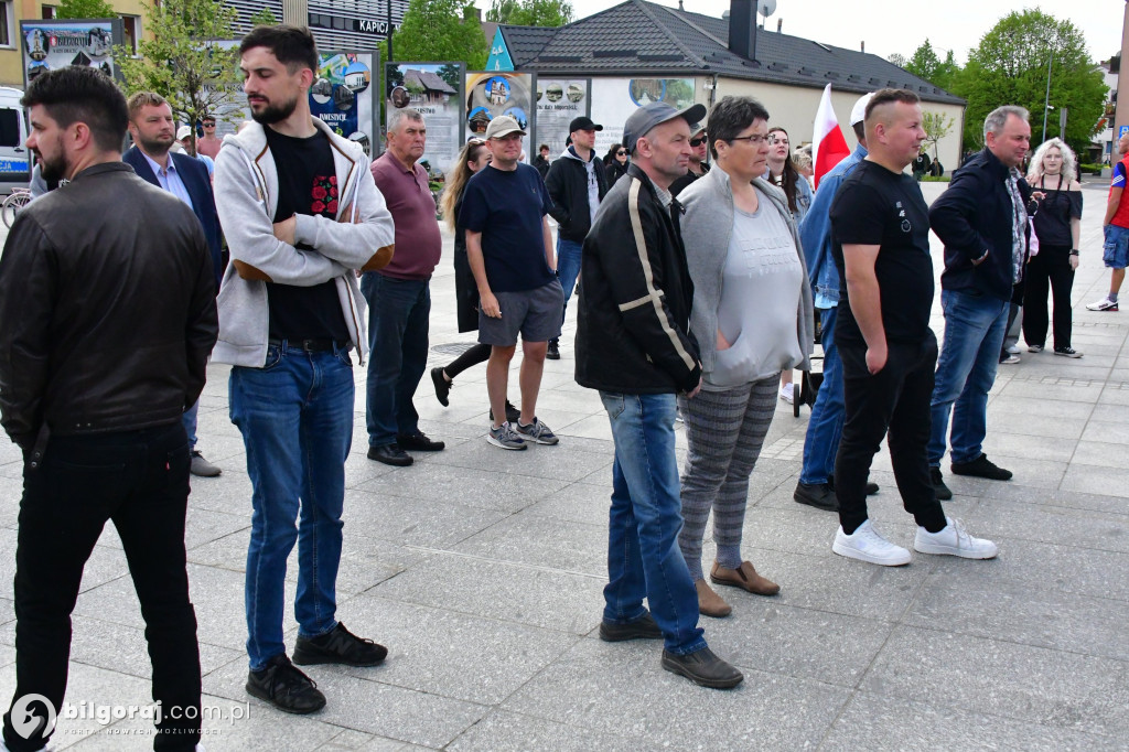 Kilkaset osób na wiecu wyborczym Grzegorza Brauna w Biłgoraju: patriotyczne przesłanie i program „Tu jest Polska”