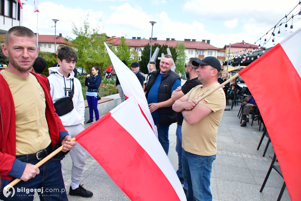 Kilkaset osób na wiecu wyborczym Grzegorza Brauna w Biłgoraju: patriotyczne przesłanie i program „Tu jest Polska”